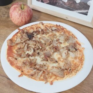 "Pizza" con base de tortilla de fajitas. ✨ A Aisha le encanta! ✨ La cuento como 2 raciones. Pronto podremos probar que tal se nos da gestionar una pizza de verdad con la bomba de insulina. #DiabetesCare #DiabetesTipo1 #pizza #mamapancreas