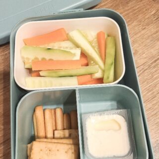 Lonchera de hoy para el recreo: Pepino, zanahoria, palitos y regañás con queso para mojar. #loncheras #tuperware #almuerzoescuela #idealonchera #alimentacion